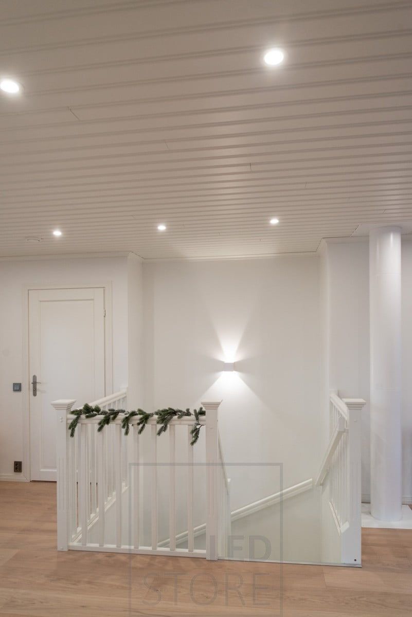 The FUNK wall light illuminates the staircase in white, is dimmable and illuminates both upwards and downwards. Spotlights also bring light to the staircase.